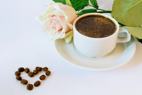 Tasse Kaffee und Rose — Stockfoto
