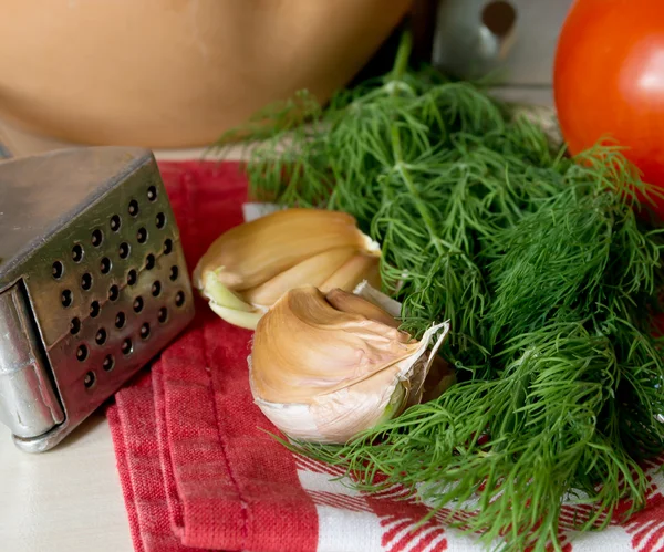 domates ve otlar ile makarna yemek pişirmek için malzemeler