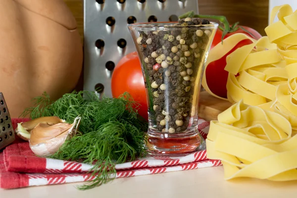 Ainesosat ruoanlaittoon pastaa tomaattien ja yrttien kanssa — kuvapankkivalokuva