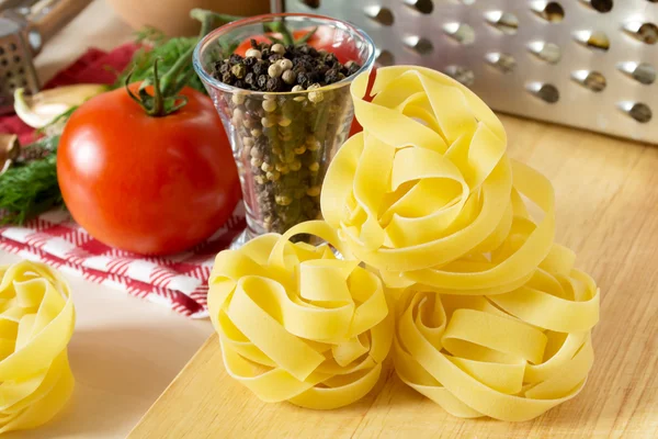 Ainesosat ruoanlaittoon pastaa tomaattien ja yrttien kanssa — kuvapankkivalokuva