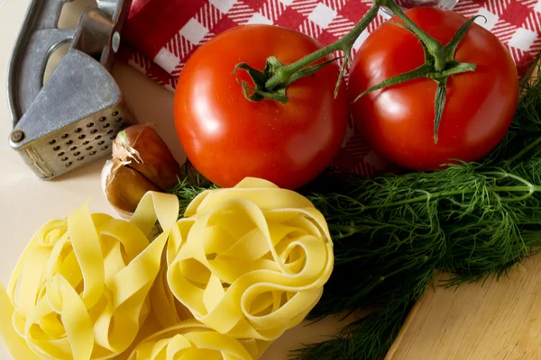 Ingredientes para cocinar pasta con tomates y hierbas —  Fotos de Stock