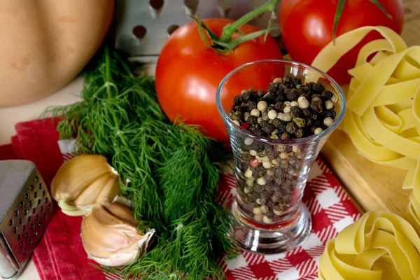 Ingredientes para cocinar pasta con tomates y hierbas Imagen De Stock