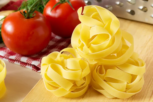 Zutaten zum Kochen von Pasta mit Tomaten und Kräutern lizenzfreie Stockfotos
