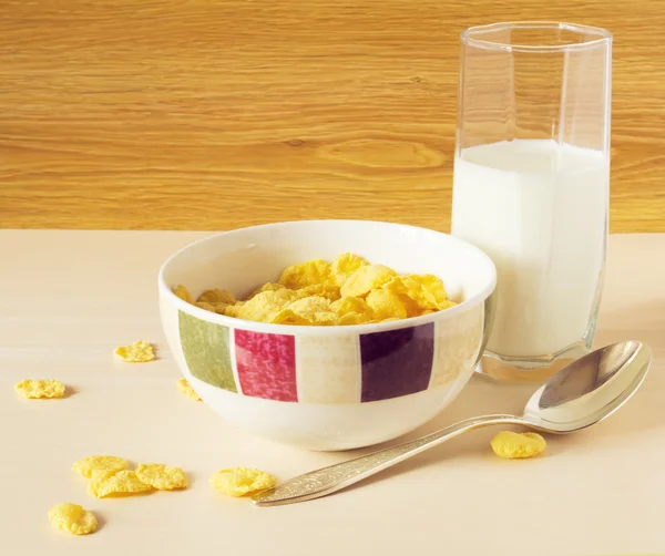 Δημητριακά με γάλα στο τραπέζι — Φωτογραφία Αρχείου