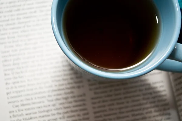 Une tasse de thé et un magazine — Photo