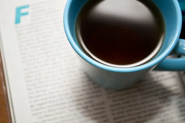 Fincan çay ve bir dergi — Stok fotoğraf