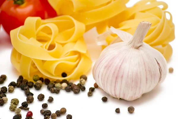 Tomatoes, garlic and fettuccine — Stock Photo, Image