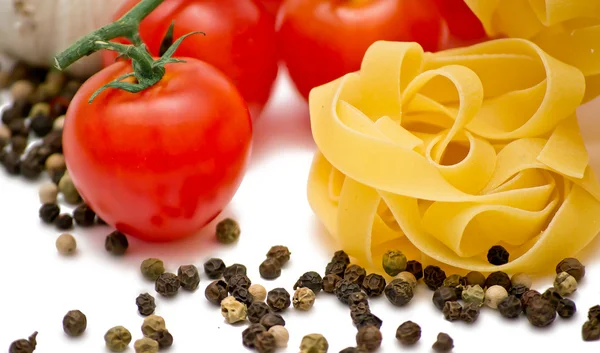 Tomates, ajo y fettuccine —  Fotos de Stock