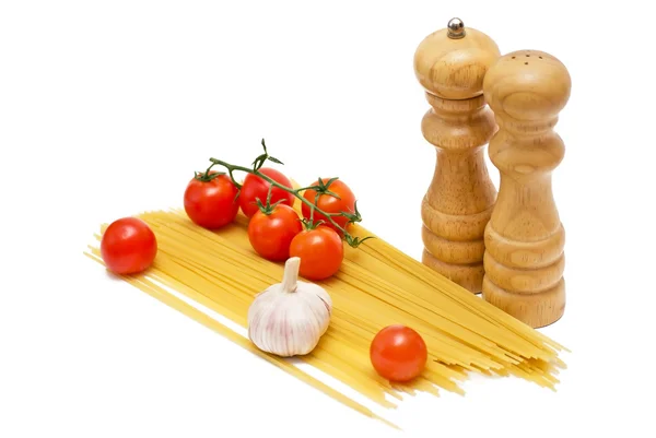 Spagetti ja tomaatit — kuvapankkivalokuva