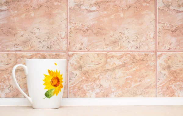 大理石のタイルの背景に白いカップ — ストック写真