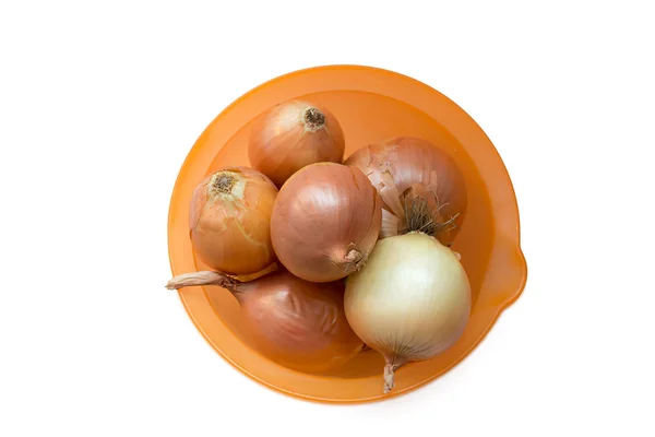Zwiebel in einer orangefarbenen Schüssel auf weißem Hintergrund — Stockfoto