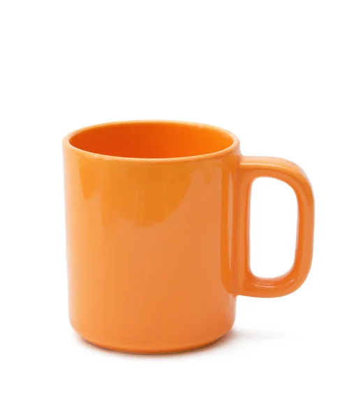 Оранжевая чашка на белом фоне — стоковое фото
