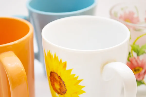 Teetassen auf weißem Hintergrund — Stockfoto