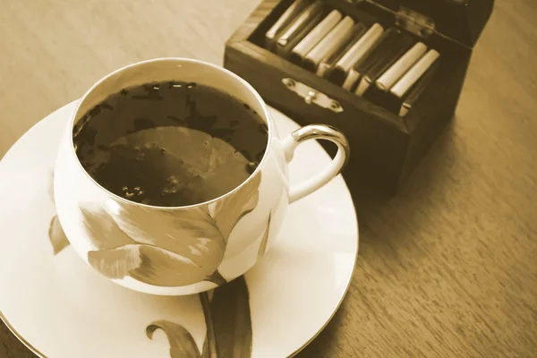 Teetasse und Untertasse aus Porzellan auf einem Holztisch — Stockfoto