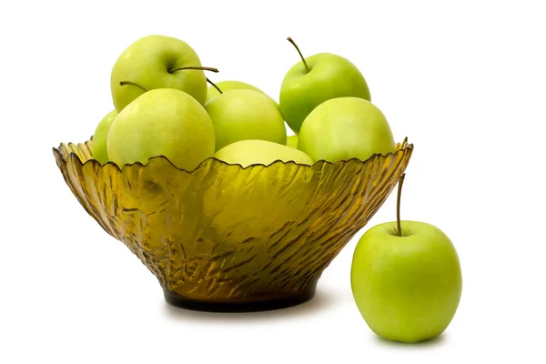 Зеленые яблоки в стеклянной вазе на скатерти — стоковое фото