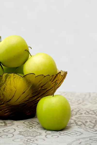Zielone jabłka w szklanym wazonie na Obrus — Zdjęcie stockowe