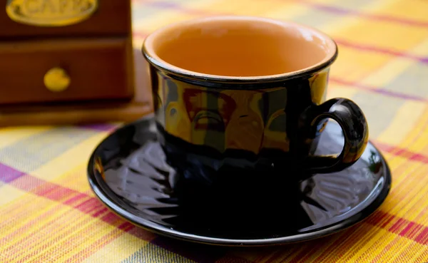黑杯和桌上的咖啡研磨机 — 图库照片