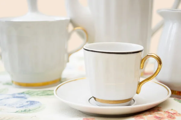 Білий кавовий набір на столі — стокове фото