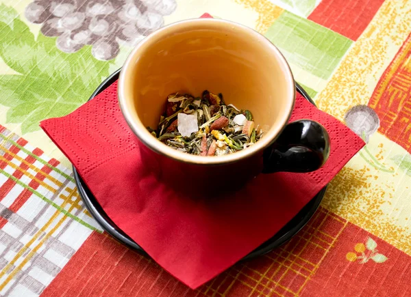 Filiżanka herbaty czarne na stół szmatką kolor — Zdjęcie stockowe