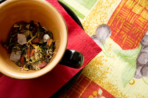 Zwarte thee cup op de tabel doek kleur — Stockfoto