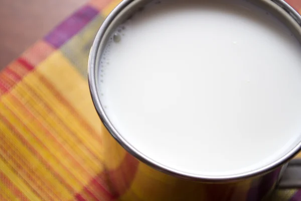 Φλιτζάνι γάλα στο τραπέζι — Φωτογραφία Αρχείου
