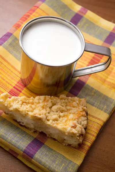 Copa de leche y un pedazo de pastel en la mesa —  Fotos de Stock