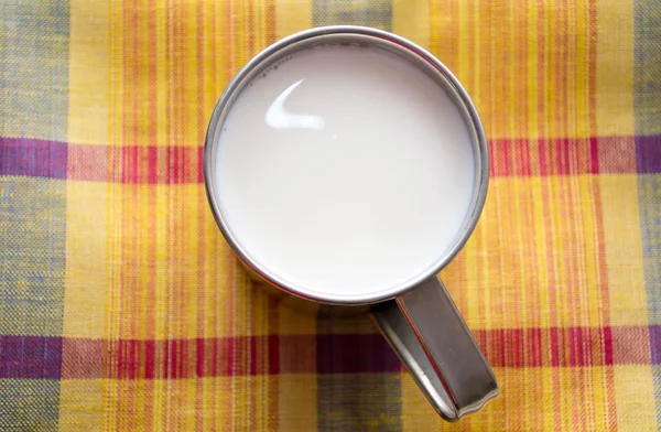 Beker melk op tafel — Stockfoto