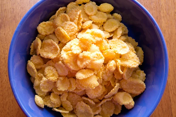 Schüssel Cornflakes auf dem Tisch — Stockfoto