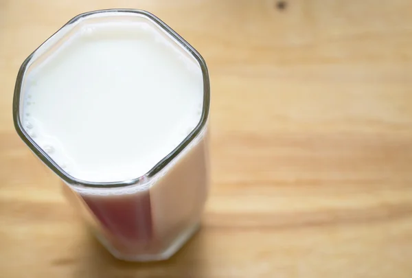 Glas mjölk på träbord — Stockfoto