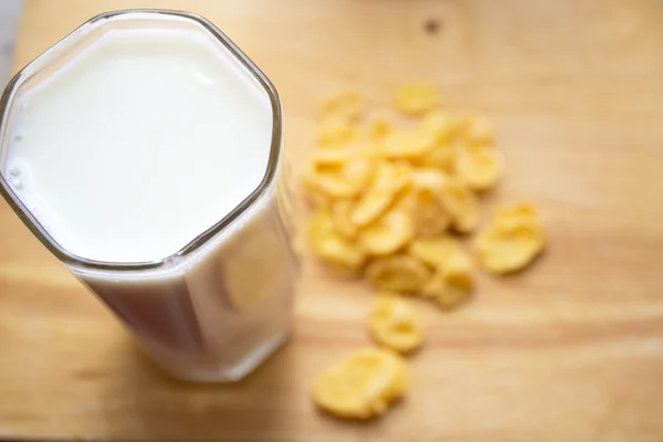 Gabonapehely tejjel, az asztalon — Stock Fotó