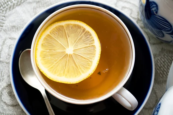 Чашка чаю з лимоном — стокове фото