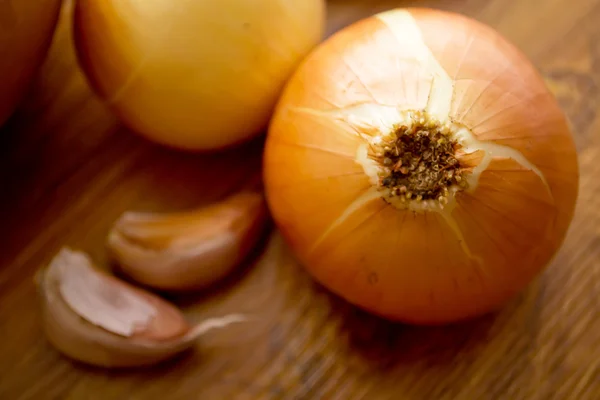 Cipolla e aglio su un tavolo di legno — Foto Stock