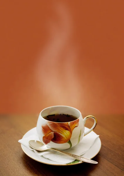 Tasse heißen Tee auf braunem Hintergrund — Stockfoto