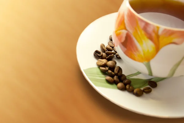 탁자 위에 놓인 커피와 커피 열매 한 잔 — 스톡 사진