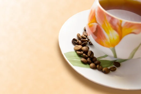 탁자 위에 놓인 커피와 커피 열매 한 잔 — 스톡 사진