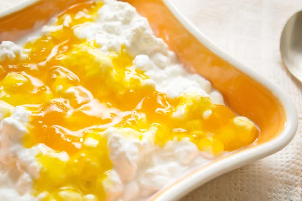 Cottage cheese with jam in the orange bowl — Stock Photo, Image