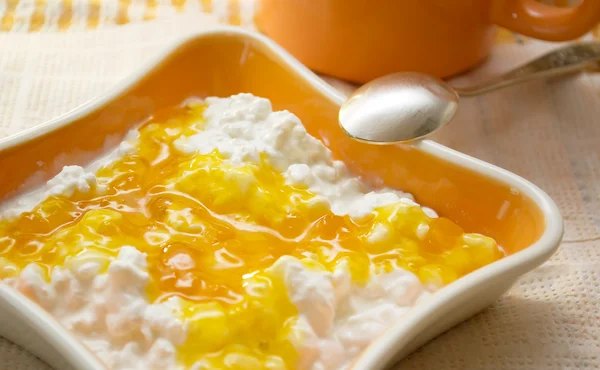 Cottage cheese with jam in the orange bowl — Stock Photo, Image