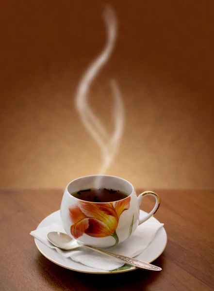 Tasse de thé chaud sur fond brun — Photo