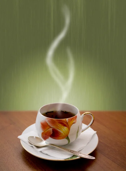 Bir arka plan üzerinde sıcak çay — Stok fotoğraf
