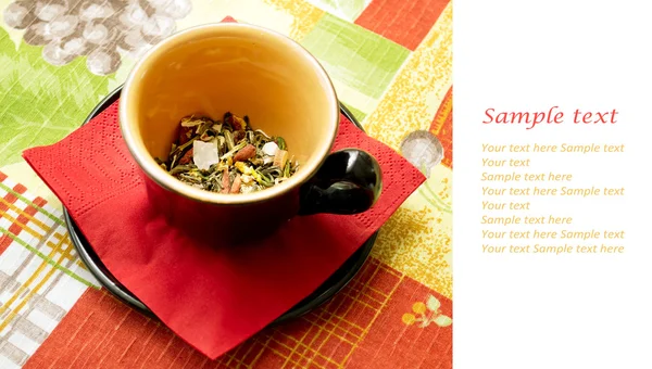 Taza de té negro en el color del paño de mesa —  Fotos de Stock