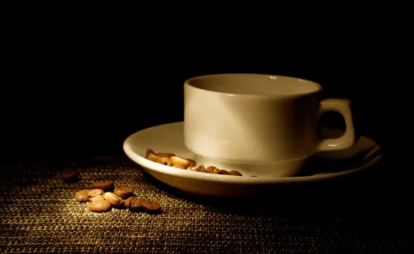 Біла чашка і кавові зерна — стокове фото
