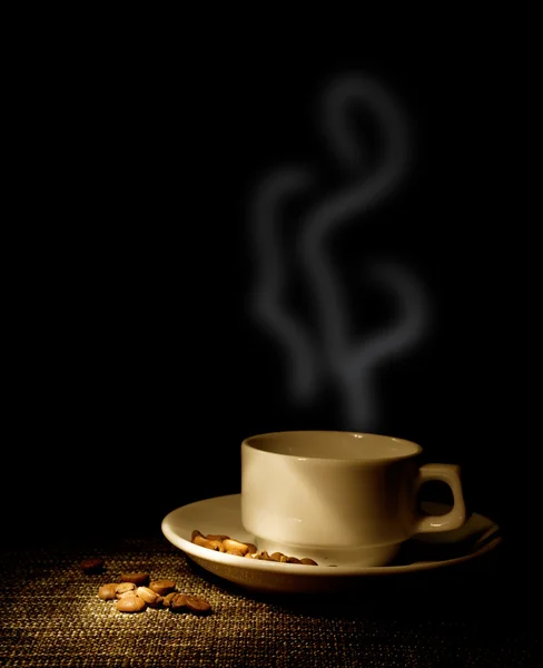 Fehér kupa és szemes kávé — Stock Fotó