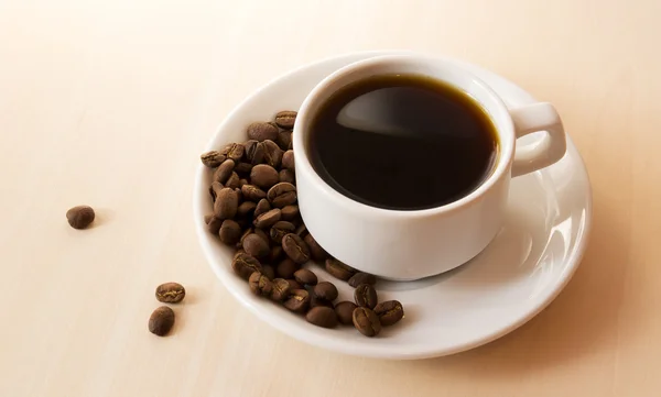 Taza blanca y granos de café —  Fotos de Stock