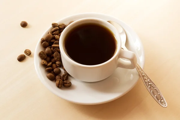 Taza blanca y granos de café — Foto de Stock