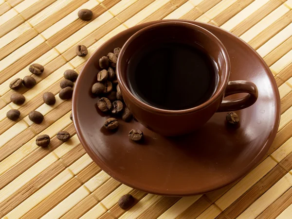 Xícara marrom e grãos de café — Fotografia de Stock