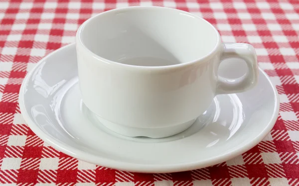 Weißes Kaffeepaar auf karierter Tischdecke — Stockfoto