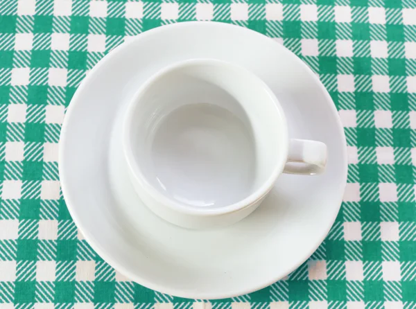 Witte koffie paar op geruite tafellaken — Stockfoto