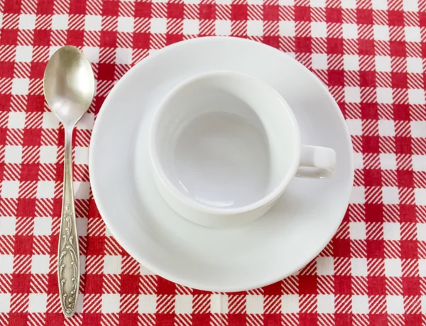 Weißes Kaffeepaar auf karierter Tischdecke — Stockfoto