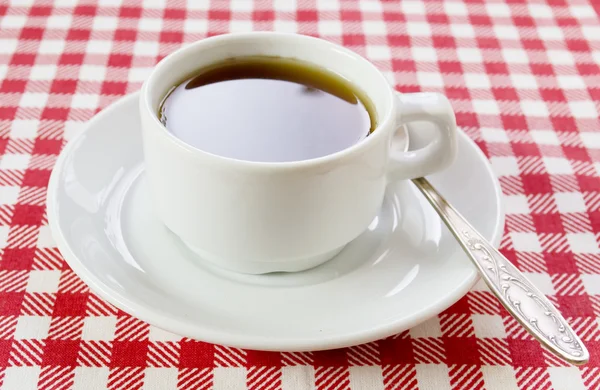 체크 무늬 식탁보에 화이트 커피 쌍 — 스톡 사진