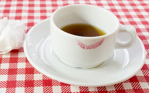 Par de café branco na toalha de mesa quadriculada — Fotografia de Stock
